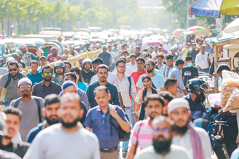 কারফিউ শিথিলের সময় শেষের দিকে। সড়কে অফিসফেরত মানুষের ভিড়। গতকাল বৃহস্পতিবার বিকেল চারটায় রাজধানীর কারওয়ান বাজারে।